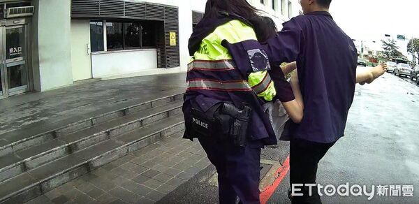▲越南籍女學生突發過敏倒地,永康員警與民眾合力將人抱上巡邏車送醫。(記者林東良翻攝,下同)