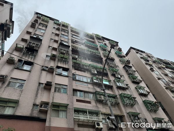 ▲▼淡水住宅大樓火警。(圖/記者陳以昇翻攝)