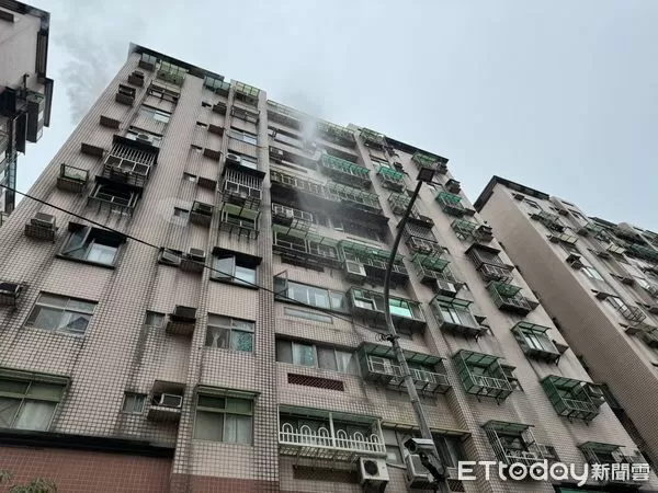 ▲▼淡水住宅大樓火警。(圖/記者陳以昇翻攝)