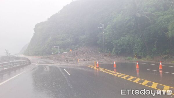 ▲▼台東縣大武鄉台9線405k+700(大溪路段)土石泥流湧入路面。(圖/公路局提供)
