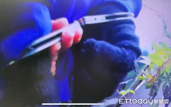 ▲▼徐男一路狂逃卻竄入死巷,乖乖下車就逮。(圖/楊梅警分局提供)