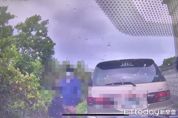 ▲▼徐男一路狂逃卻竄入死巷,乖乖下車就逮。(圖/楊梅警分局提供)