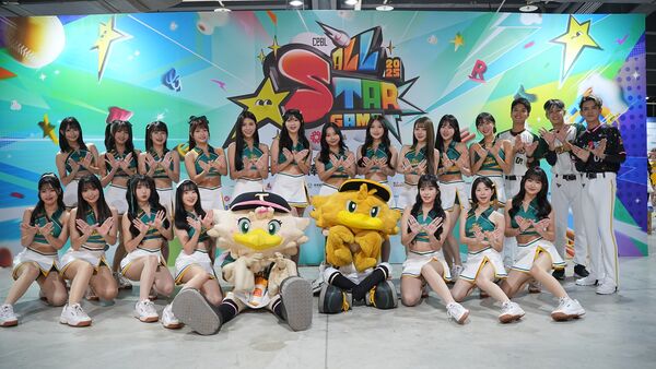 ▲Wing Stars上排右起安芝儇、Mingo、一粒、螢螢、毛毛、筱雯、林浠、圈圈、芋頭、ET、Nina;下排右起恬魚、妡0、瑈瑈、昆昆、李樂、芃芃、JC參加中職明星賽演出圓滿落幕。桂田文創提供