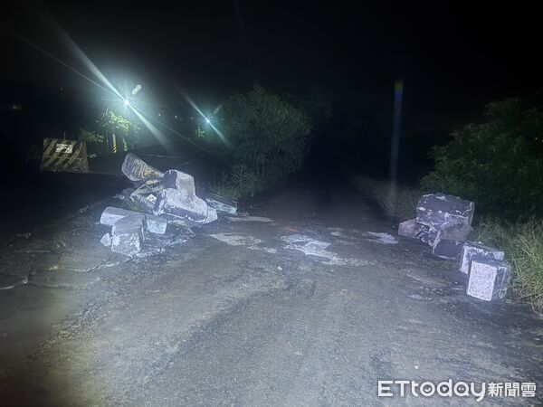 ▲苗栗造橋鄉自然運動公園遭不肖份子挖掘傾倒廢棄物,警方攔截圍捕逮4嫌,法官裁定收押2嫌。(圖/記者楊永盛翻攝)