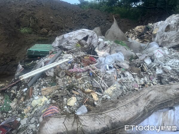 ▲苗栗造橋鄉自然運動公園遭不肖份子挖掘傾倒廢棄物,警方攔截圍捕逮4嫌,法官裁定收押2嫌。(圖/記者楊永盛翻攝)