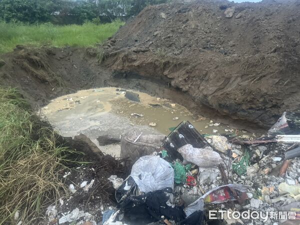▲苗栗造橋鄉自然運動公園遭不肖份子挖掘傾倒廢棄物,警方攔截圍捕逮4嫌,法官裁定收押2嫌。(圖/記者楊永盛翻攝)