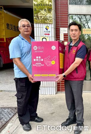 ▲恆大股份有限公司捐贈3萬4千片口罩予台南市消防局第一大隊,由大隊長邱國禎代表受贈。(記者林東良翻攝,下同)