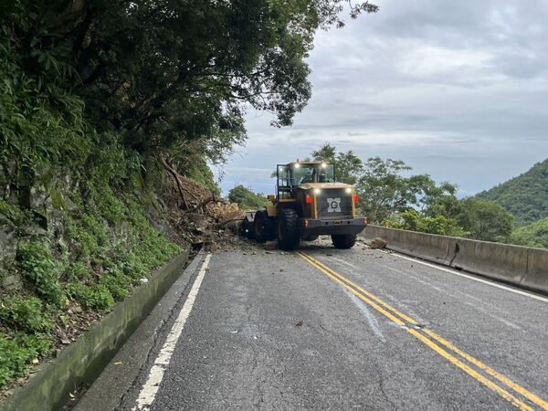 ▲▼蘇花公路台9線117.2公里處,今天下午4點50分坍方後阻斷交通。(圖/公路總局提供,下同)