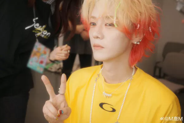 ▲鹿晗摘戒指的畫面引起討論。(圖/翻攝自微博)