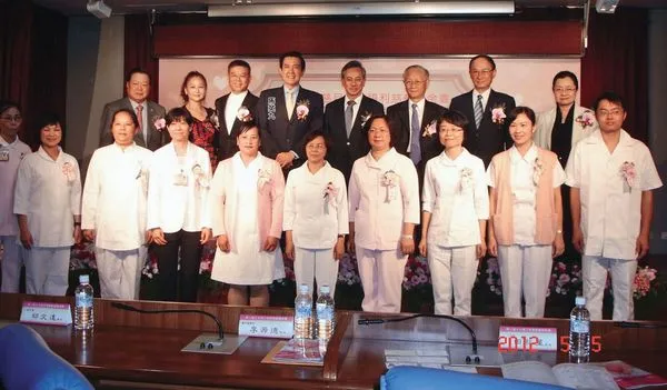 現任小港醫院副院長的馮明珠曾獲南丁格爾獎,並獲前總統馬英九3度召見。(翻攝財團法人大德安寧療護發展基金會官網)