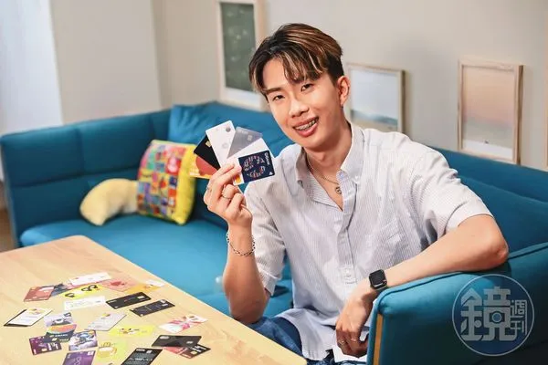 信用卡達人李勛對每張卡權益倒背如流,將刷卡賺優惠省下的錢拿來投資自己。