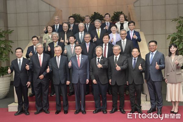 ▲▼卓榮泰 主持行政院經濟發展委員會第2次顧問會議 會前合影。(圖/記者屠惠剛攝)