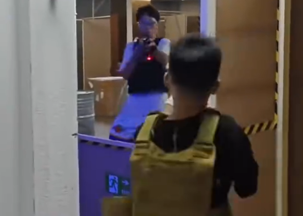 ▲▼少年與朋也一起玩「真人CS」。(示意圖/翻攝自微博)