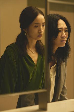 ▲林依晨與吳可熙在電影《失明》首次合作,雙影后互飆演技。(圖/周子娛樂提供)