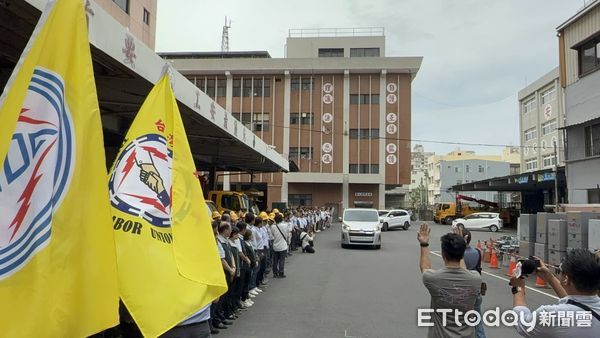 ▲▼ 台電員工李元瀚搶修不幸被電擊身亡,今天遺體移靈返回嘉義。(圖/記者翁伊森攝,下同)