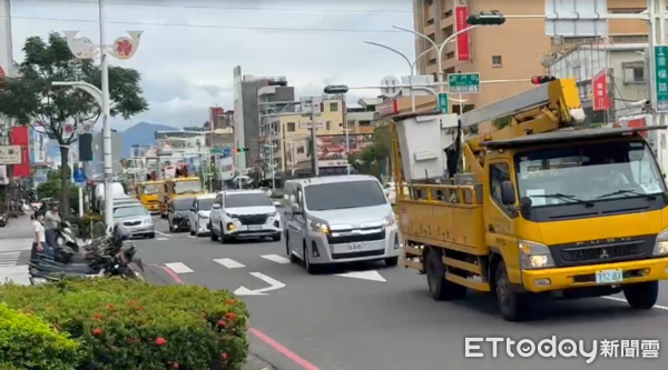 ▲▼ 台電員工李元瀚搶修不幸被電擊身亡,今天遺體移靈返回嘉義。(圖/記者翁伊森攝,下同)