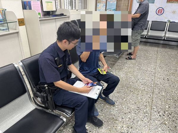 ▲鹿港1名阿伯落入詐騙匯款投資白銀遭警攔阻。(圖/警方提供)