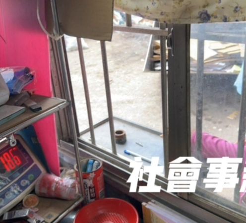 ▲台南市安南區一處回收場貨櫃屋遭竊,警方調閱監視器掌握嫌疑人潛入畫面。(圖/翻攝自社會事新聞影音,下同)