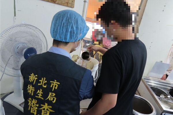 新北衛生局執行夏季飲冰品專案,抽驗61件產品僅1件手搖杯不合格,來自北投紅茶分店製作的招牌飲料。(新北衛生局提供)