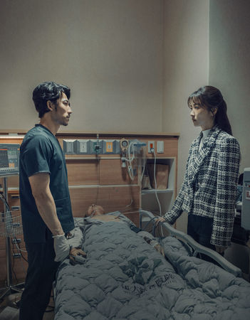 ▲《The Outlaw Doctor 化外之醫》在全球OTT大獎入圍2項大獎。(圖/公視、中華電信、瀚草文創提供)