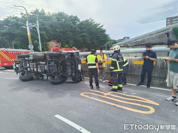 ▲▼新北男無照開貨車過彎翻覆 。(圖/記者陳以昇翻攝)