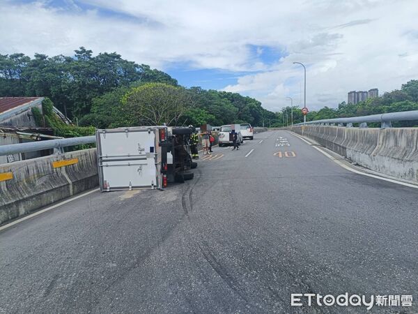 ▲▼新北男無照開貨車過彎翻覆 。(圖/記者陳以昇翻攝)