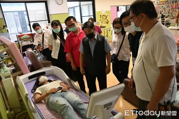 ▲嘉藥USR團隊走訪愛媛「wecare重信」照護機構,體驗復健器材與智慧照護設備。(記者林東良翻攝,下同)