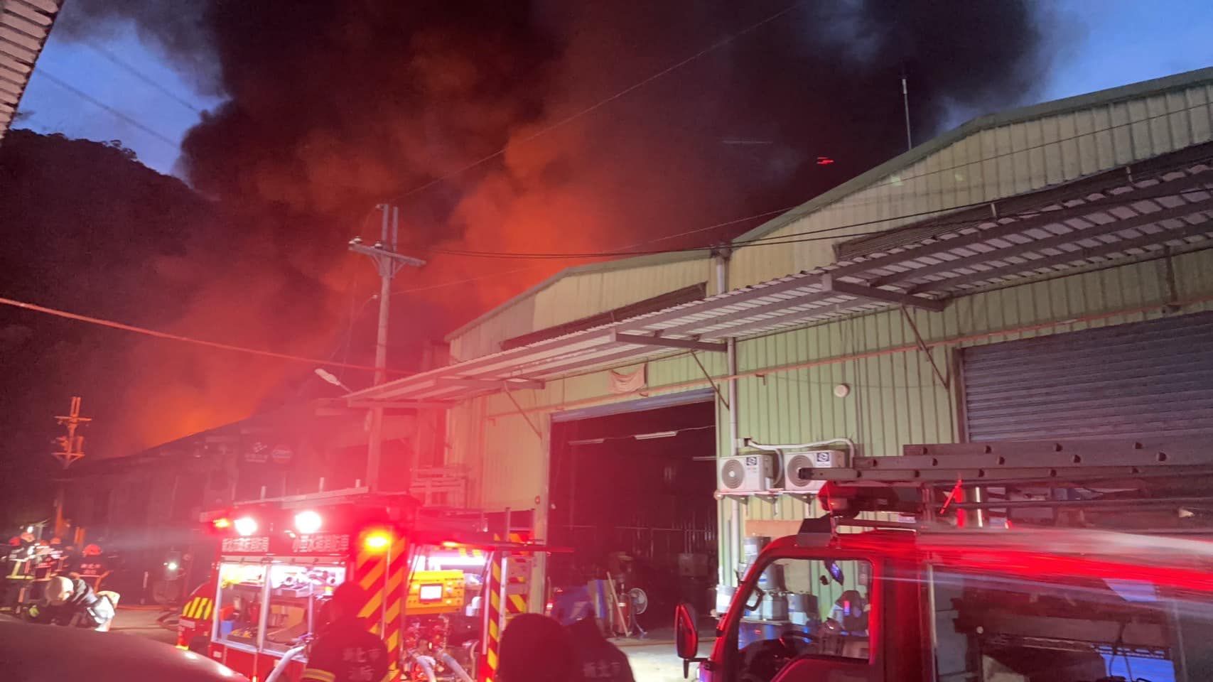 ▲▼新店鐵皮工廠火警。(圖/翻攝臉書/新北消防發爾麵)