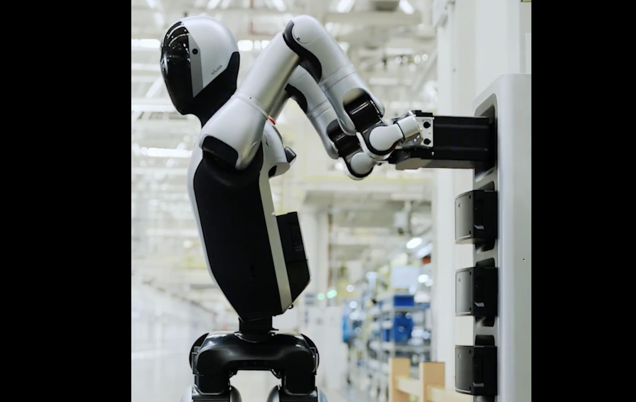 ▲深圳人形機器人不斷電自主更換電池。(圖/翻攝微博)