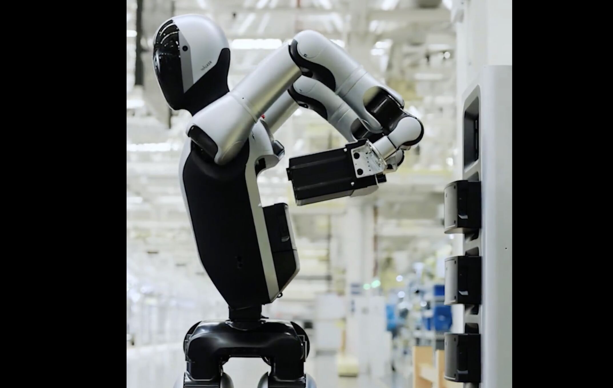 ▲深圳人形機器人不斷電自主更換電池。(圖/翻攝微博)