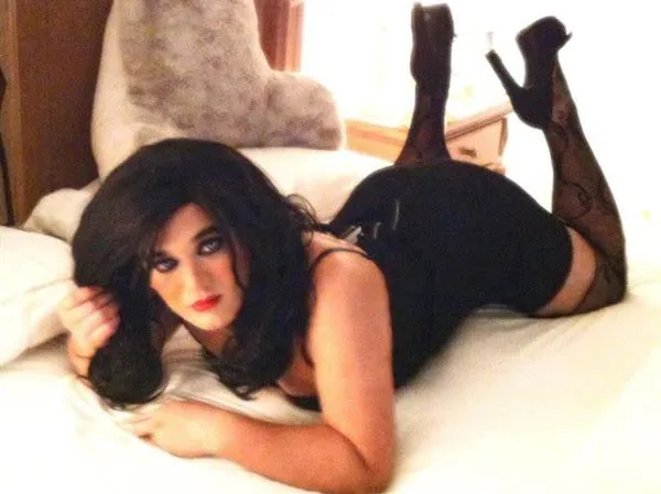 布萊恩從2014年開始假扮成飢渴人妻,約男網友上床洩慾還偷拍。(翻攝自推特)