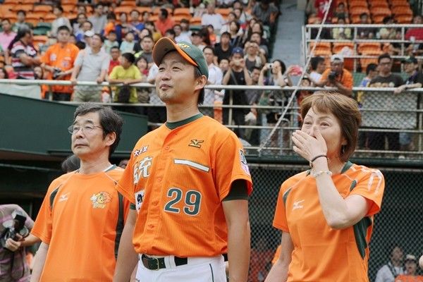 ▲鎌田祐哉與父母親欣賞引退感人影片。(圖/統一球團提供)