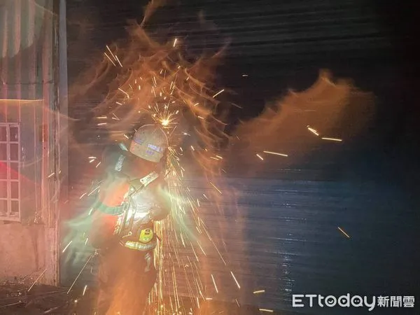 ▲彰化秀水鄉鐵皮冷凍倉庫發生火警。(圖/記者唐詠絮翻攝)