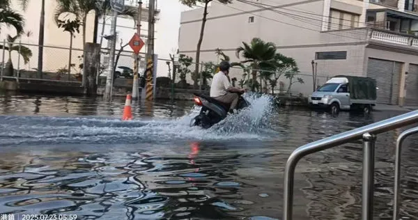 因天文大潮來襲,屏東縣東港鎮出現積水情形。(圖/葉而項臉書)