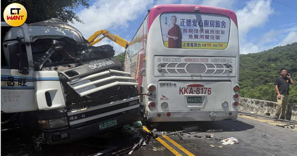 砂石車頭嚴重凹陷。(圖/沈建邦攝)