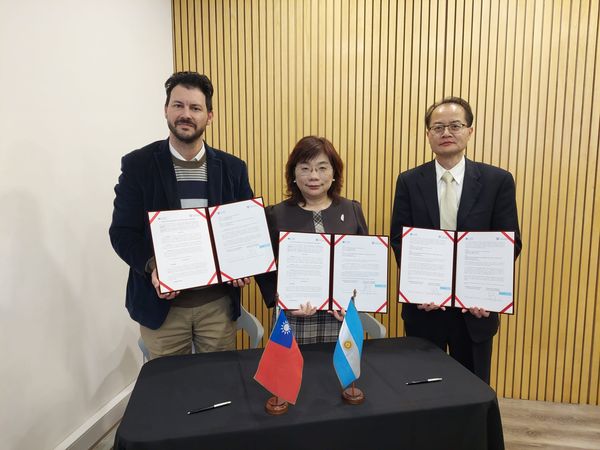 ▲左起CaCEC執行長Sergio Drucaroff、駐阿根廷代表處大使謝妙宏、駐阿根廷代表處經濟組組長吳志華。(圖/IEAT提供)