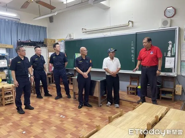 ▲里港警分局長溫基興率員會勘投開票所。(圖/記者陳崑福翻攝)