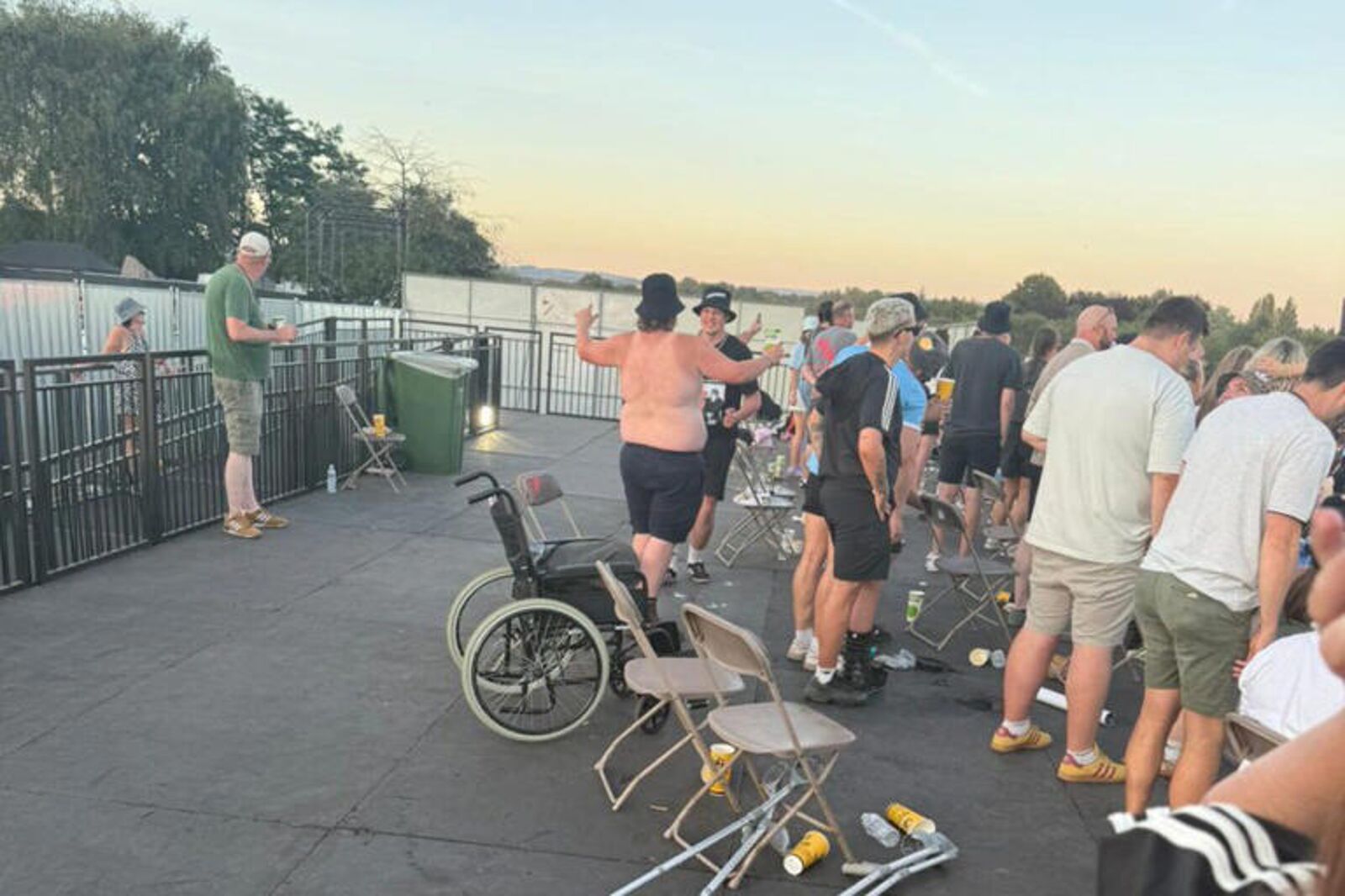 演唱會驚現「奇蹟」!身障席粉絲「拋拐杖、起身熱舞」 看護吐槽:耶穌顯靈?