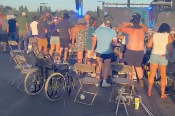 綠洲合唱團演唱會,驚見身障席一堆「假身障」人士從輪椅上站起來狂歡。(翻攝X@dailystar)