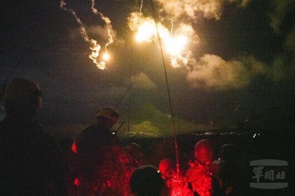▲▼夜間實彈測考採實兵、實彈演練,檢視官兵夜間機動、觀測與射擊能力。(圖/軍聞社)