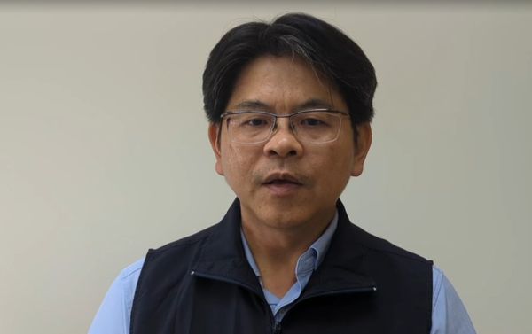 ▲台南市仁德區有民眾被檢舉指控長期在路邊潑撒食物、廚餘,餵養流浪狗及招來鳥類,除造成環境髒亂外,也引發流浪狗群追人、鳥糞及老鼠、蟑螂聚集等環境污染、病媒傳播問題。(民眾提供,下同)