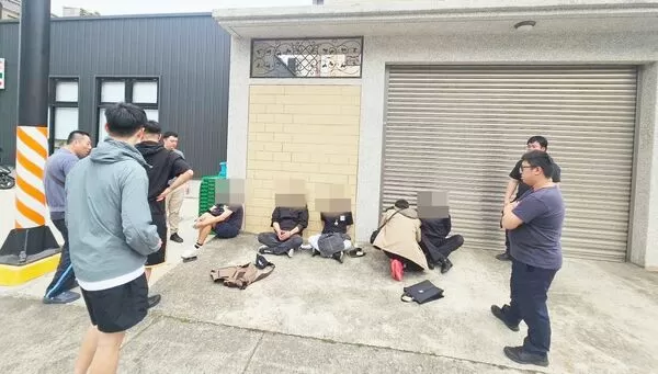 ▲桃園市八德警方今年4月查獲陳姓車手在超商前面交投資款時拘捕到案,3名馬來西亞籍男子持辣椒水企圖行搶,均被警方拘捕到案。(資料照/八德警方提供)