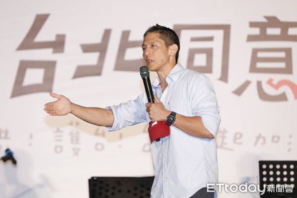 ▲▼罷團剷除黑芯、山除薇害和民進黨台北市黨部今晚在榮星花園噴水池廣場園舉辦「台北同意罷」大造勢。民防智庫「壯闊台灣聯盟」創辦人吳怡農、民進黨立委王義川、吳沛憶、吳思瑤。(圖/記者湯興漢攝)