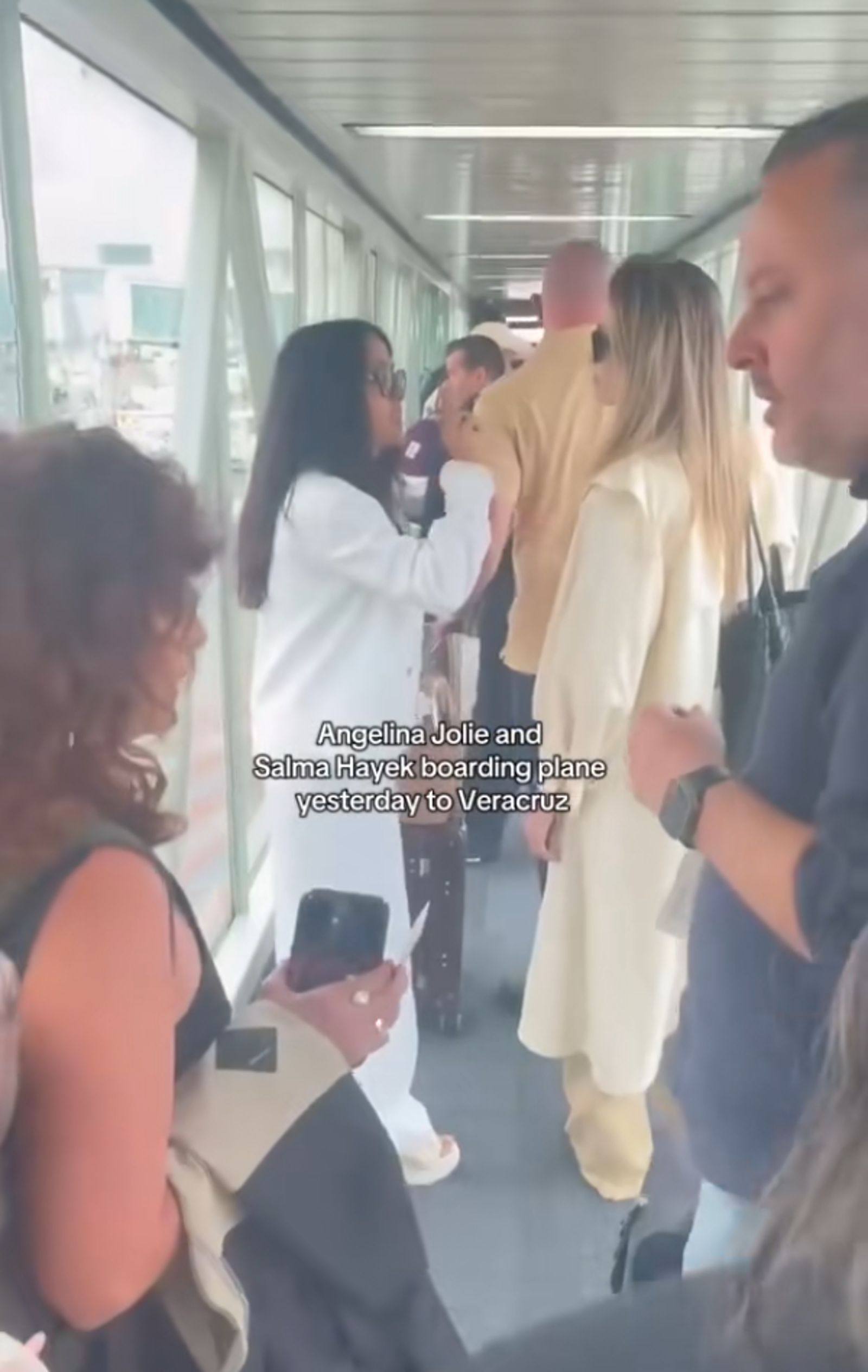 裘莉(右)與海耶克在空橋上排隊、準備登機。(翻攝jolieiconic TikTok)