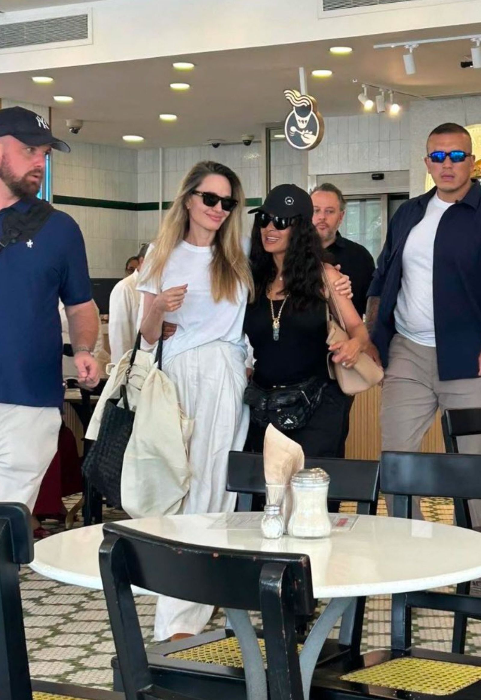 隔幾天兩位巨星再度現身機場。(翻攝grancafedelaparroquia.mx IG)