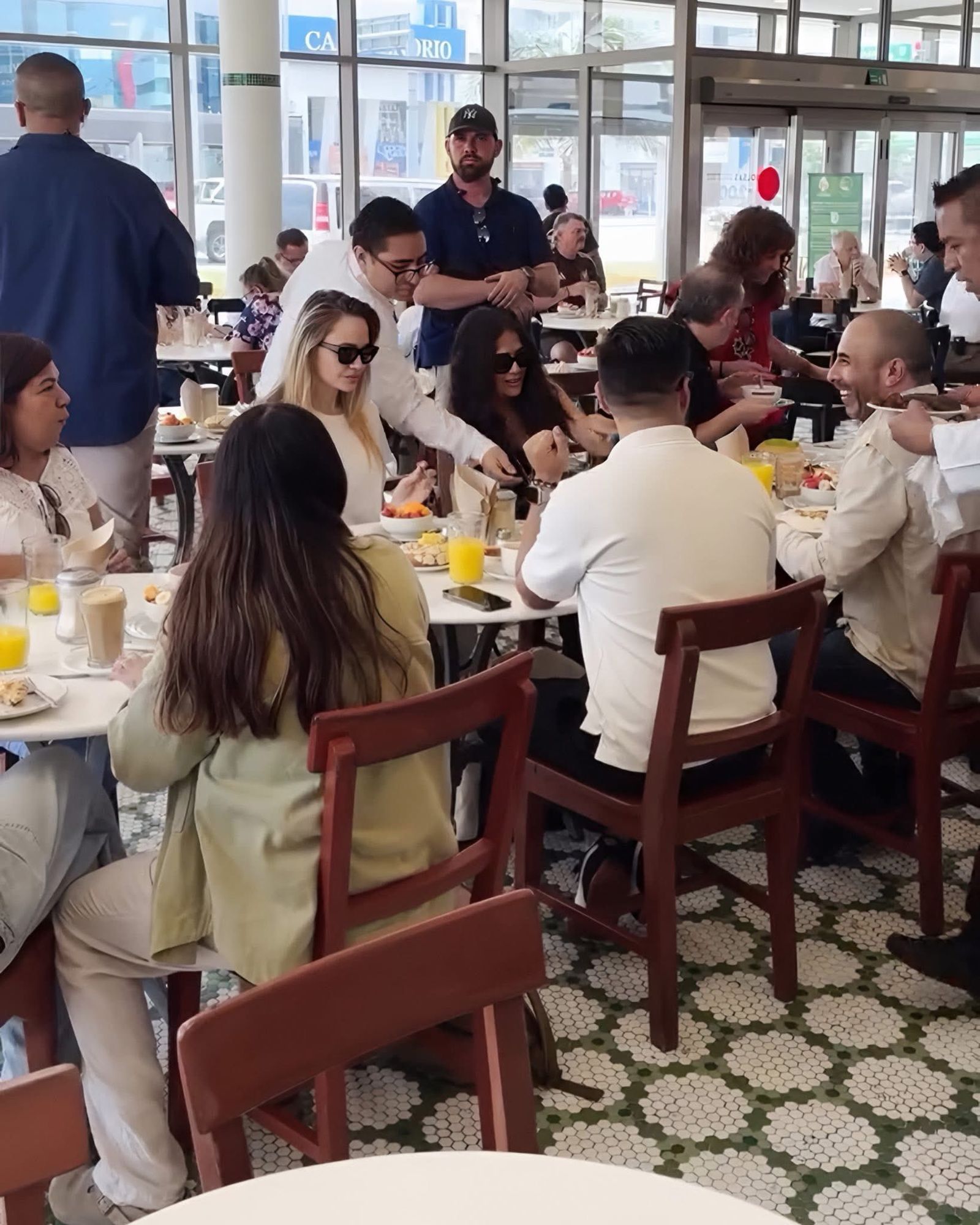 裘莉跟海耶克在機場內的咖啡店裡用餐。(翻攝grancafedelaparroquia.mx IG)