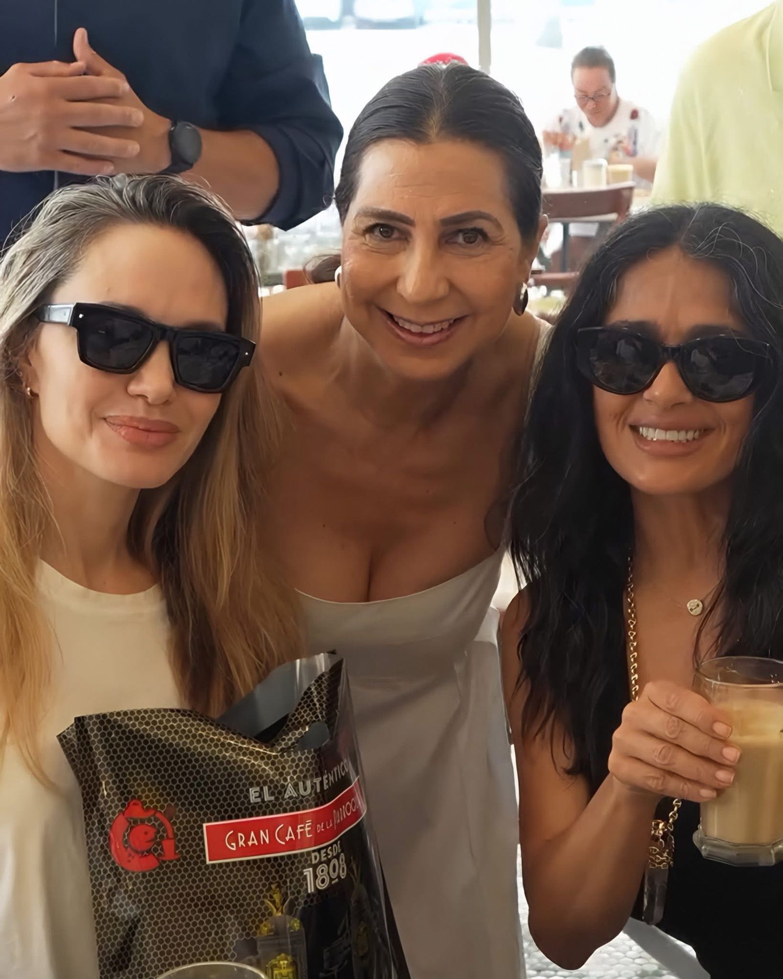 裘莉(左)和海耶克(右)親切與粉絲合照。(翻攝grancafedelaparroquia.mx IG)