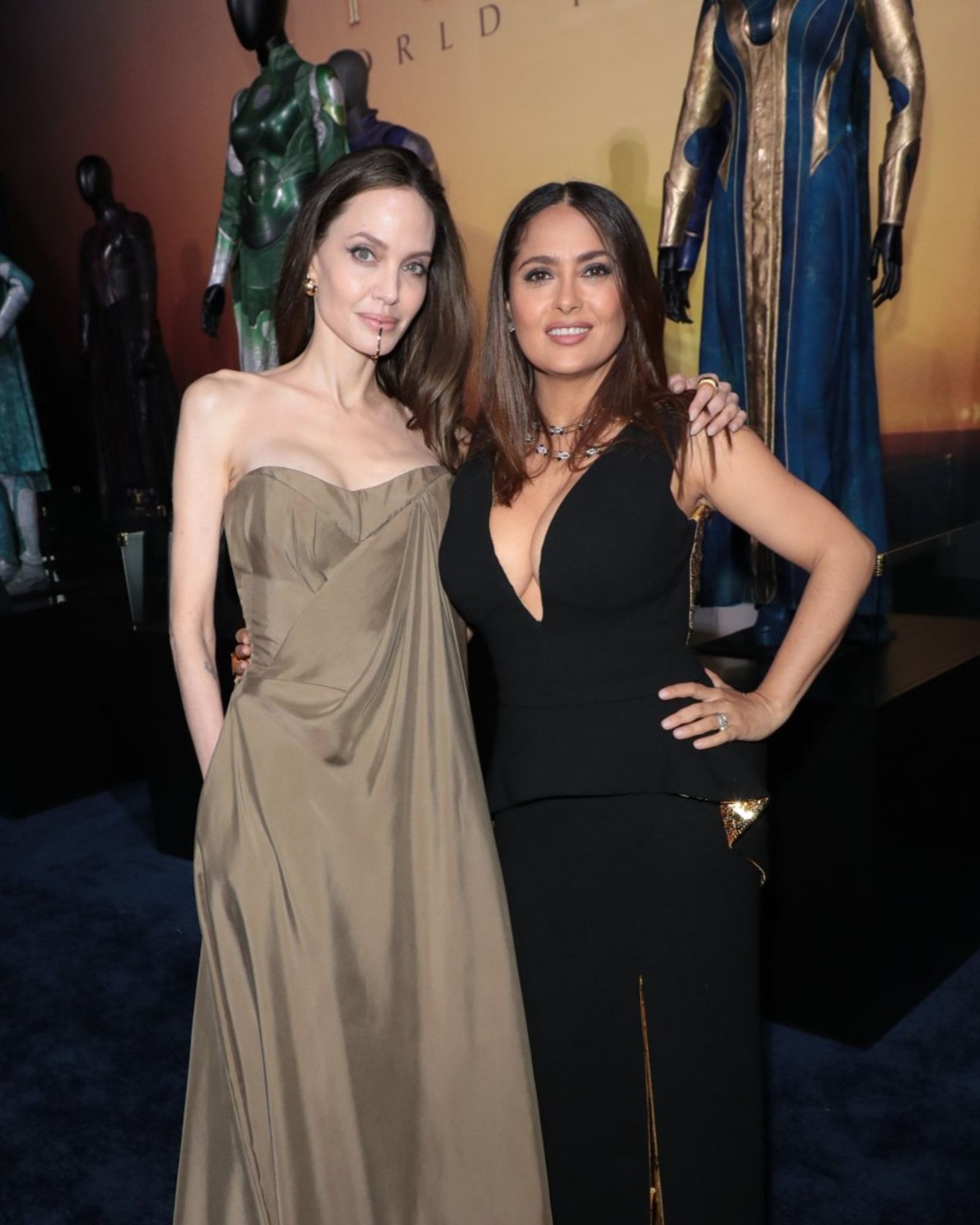 裘莉(左)和海耶克(右)因拍《永恆族》結為好友。(翻攝X@wantexjolie)