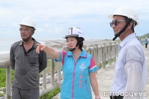 ▲▼吉安鄉長游淑貞偕同代表、村長至濱海自行車道施工現場會勘把關品質。(圖/吉安鄉公所提供,下同)