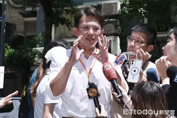 ▲▼韓國瑜院長、黃國昌主席、高金素梅委員陪同王鴻薇車隊掃街(圖/記者劉亮亨攝)